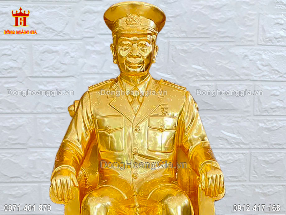 Từng đường nét trên pho tượng được chạm tinh xảo